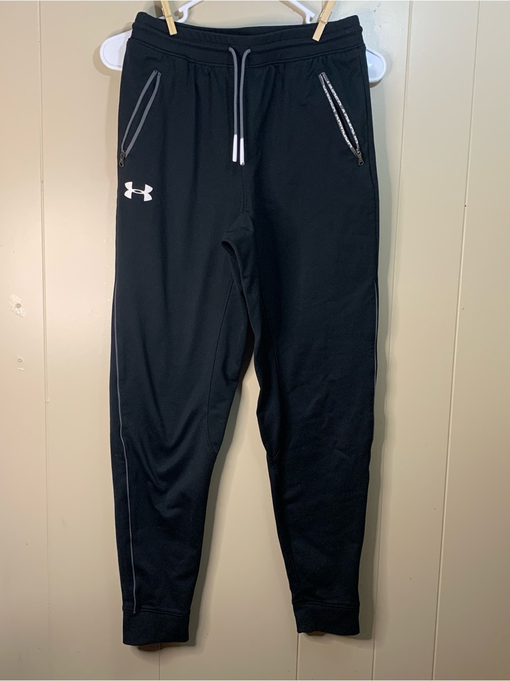 Boys XL Under Armour Black Performance Joggers with White Logo